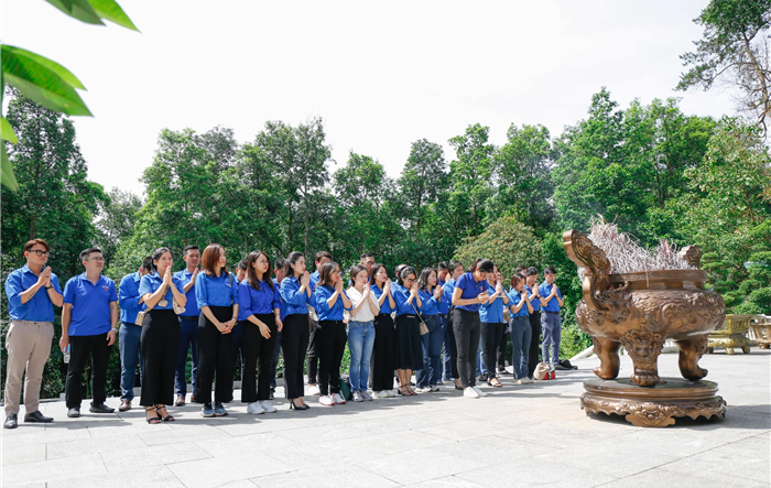 Đoàn viên tiêu biểu Khối Các cơ quan Thành phố về nguồn, dâng hương tưởng nhớ Chủ tịch Hồ Chí Minh