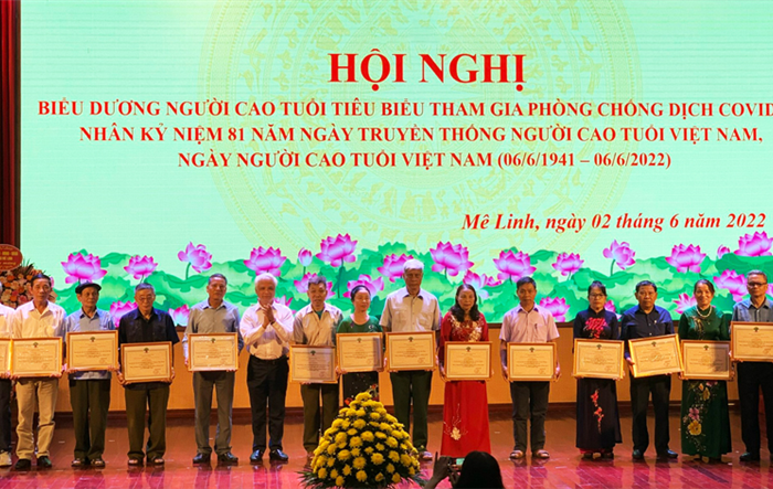 Ban đại diện Hội Người cao tuổi Thành phố khen thưởng các tập thể tiêu biểu trong công tác phòng, chống dịch Covid-19