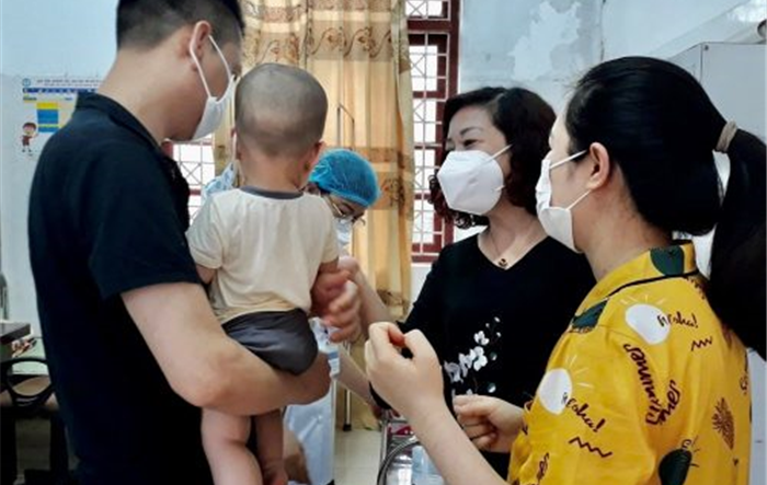 Phó Chủ tịch Hội LHPN Hà Nội giám sát chiến dịch bổ sung vitamin A trên địa bàn