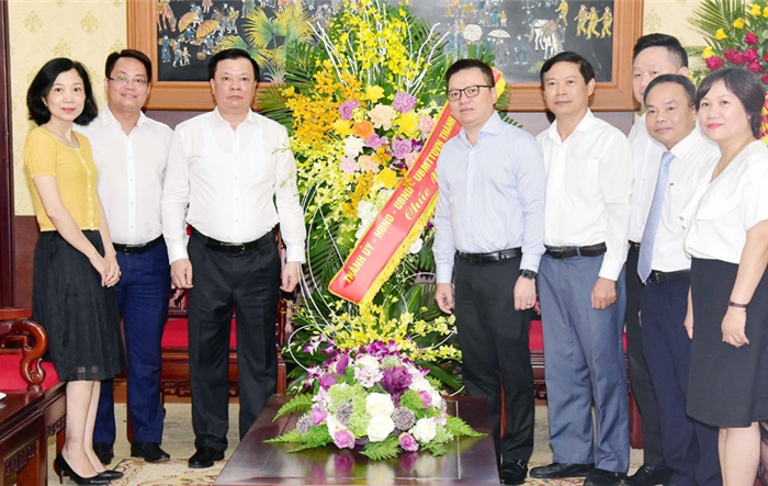 Bí thư Thành uỷ Hà Nội Đinh Tiến Dũng chúc mừng Báo Nhân Dân 