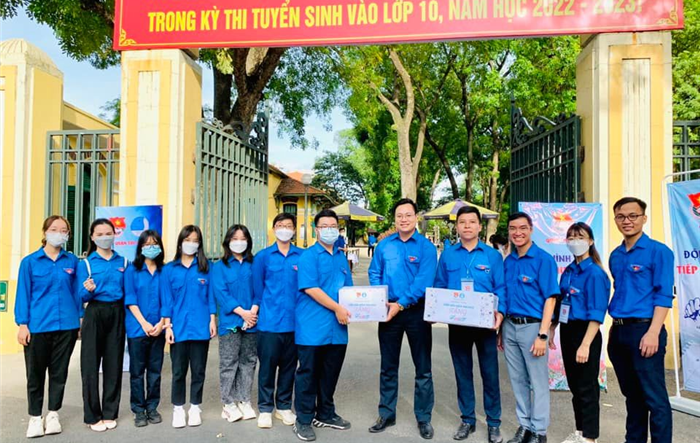 Thăm, tặng quà và động viên các đội hình tình nguyện “Tiếp súc mùa thi” năm 2022