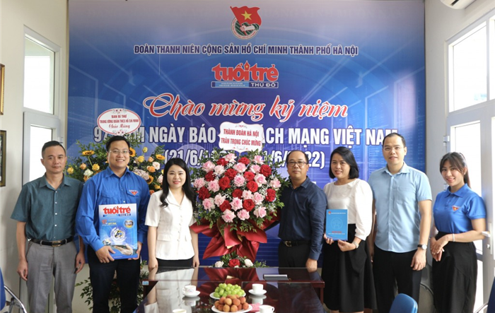 Bí thư Thành đoàn thăm, chúc mừng báo Tuổi trẻ Thủ đô
