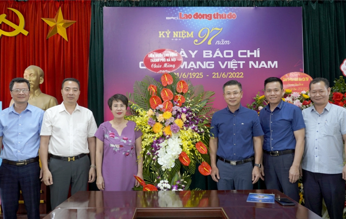 Chủ tịch LĐLĐ thành phố Hà Nội chúc mừng báo Lao động Thủ đô