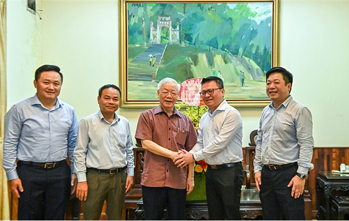 Tổng Bí thư Nguyễn Phú Trọng tặng hoa, chúc mừng Báo Nhân Dân