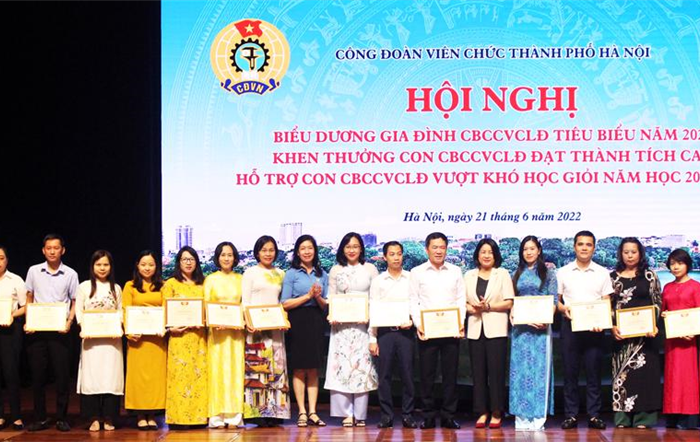 Công đoàn Viên chức Thành phố biểu dương gia đình cán bộ công chức viên chức lao động tiêu biểu năm 2022