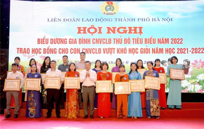 Biểu dương 100 ““Gia đình công nhân, viên chức, lao động Thủ đô tiêu biểu” năm 2022