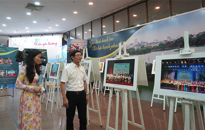 Trưng bày giới thiệu nhiều tư liệu, hình ảnh về phong trào xây dựng gia đình văn hóa ở Thủ đô Hà Nội
