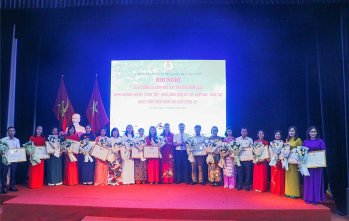 Khen thưởng 100 nhà giáo Thủ đô tiêu biểu năm 2022