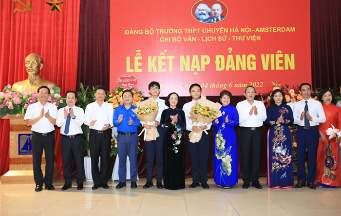 Bồi dưỡng, rèn luyện các học sinh, sinh viên ưu tú để xem xét, kết nạp Đảng 