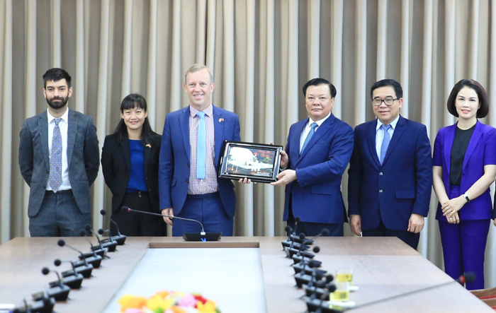 Bí thư Thành ủy Đinh Tiến Dũng tiếp Đại sứ Vương quốc Anh chào từ biệt