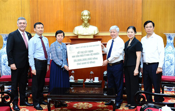 Chủ tịch Uỷ ban Trung ương Mặt trận Tổ quốc Việt Nam tiếp nhận 20 tỷ đồng xây dựng nhà Đại đoàn kết hỗ trợ cho hộ nghèo