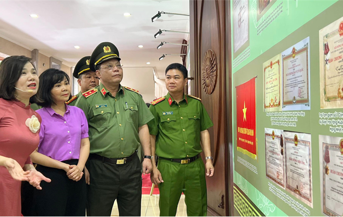 Khai mạc triển lãm “Vinh quang chiến sỹ Cảnh sát Thủ đô với sứ mệnh bảo vệ cuộc sống bình yên"