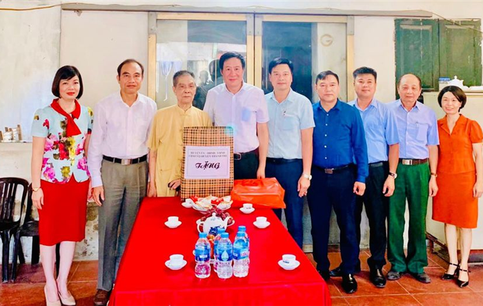 Bí thư Huyện uỷ Thanh Trì thăm, tặng quà gia đình chính sách, người có công, thân nhân liệt sỹ