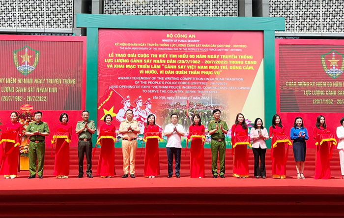 Khai mạc triển lãm “Cảnh sát Việt Nam mưu trí, dũng cảm, vì nước, vì dân quên thân phục vụ”