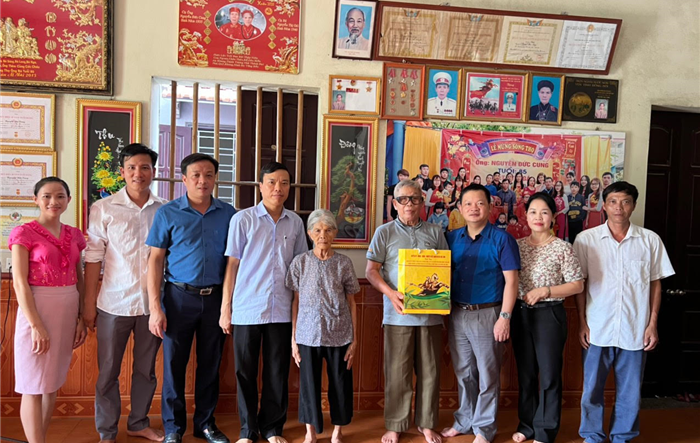 Phó Bí thư Thường trực Huyện ủy Sóc Sơn thăm, tặng quà  đảng viên lão thành, đối tượng chính sách tiêu biểu xã Tiên Dược 