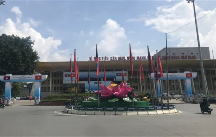 Trang trí, cổ động trực quan chào mừng kỷ niệm 60 năm thiết lập quan hệ ngoại giao Việt Nam - Lào