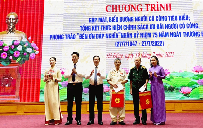 Quận Hà Đông gặp mặt, biểu dương người có công tiêu biểu nhân kỷ niệm 75 năm Ngày Thương binh - Liệt sỹ