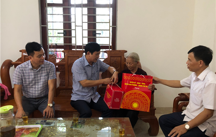 Phó Bí thư Thường trực Huyện ủy Đan Phượng thăm, tặng quà các đối tượng chính sách tiêu biểu xã Hồng Hà