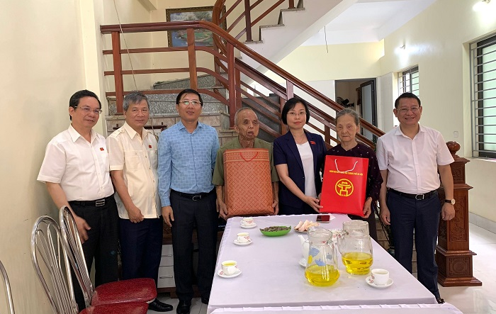 Đoàn đại biểu Quốc hội thành phố Hà Nội thăm, tặng quà các đối tượng chính sách trên địa bàn huyện Mê Linh