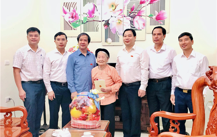 Đoàn đại biểu Quốc hội thành phố Hà Nội  thăm, tặng quà các gia đình chính sách tại huyện Thanh Trì
