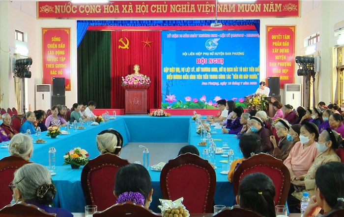 Hội Liên hiệp Phụ nữ huyện Đan Phượng gặp mặt, tặng quà mẹ Việt Nam anh hùng, mẹ, vợ liệt sỹ, nữ thương bệnh binh, nữ bị địch bắt tù đày tiêu biểu