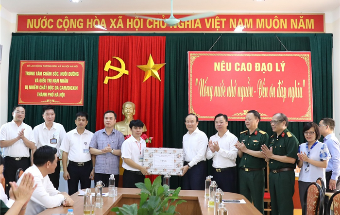 Chủ tịch HĐND thành phố Nguyễn Ngọc Tuấn thăm, tặng quà trung tâm Chăm sóc nạn nhân bị nhiễm chất độc da cam/dioxin
