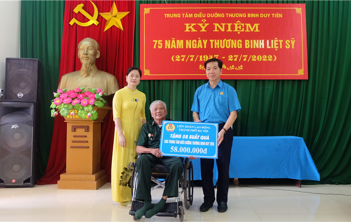 Liên đoàn Lao động Thành phố thăm, tặng quà Trung tâm điều dưỡng Thương binh Duy Tiên