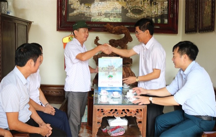 Lãnh đạo huyện Quốc Oai thăm, tặng quà mẹ Việt Nam anh hùng, người có công, thân nhân người có công