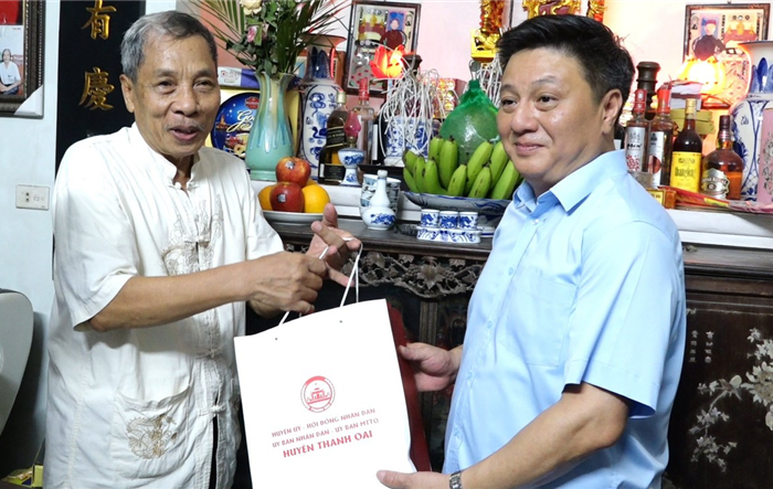 Bí thư Huyện ủy Thanh Oai thăm, tặng quà thương binh, gia đình chính sách trên địa bàn huyện