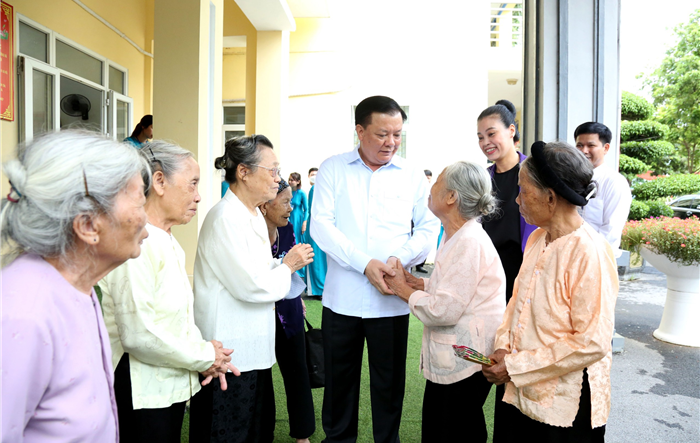 Bí thư Thành ủy Đinh Tiến Dũng thăm, tặng quà thương binh, liệt sỹ và trung tâm Nuôi dưỡng và điều dưỡng người có công số 2 Hà Nội