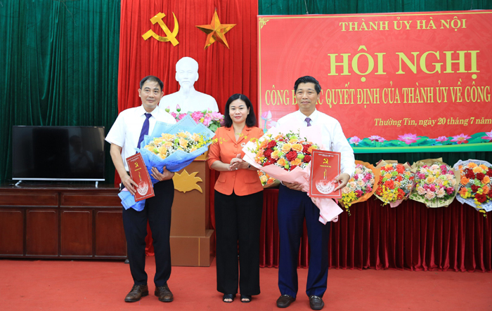 Phó Bí thư Thường trực Thành ủy Nguyễn Thị Tuyến trao các quyết định về công tác cán bộ