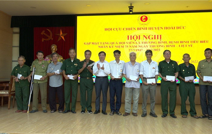 Phó Bí thư Thường trực Huyện ủy Hoài Đức tặng quà các đồng chí cựu chiến binh, thương binh, bệnh binh tiêu biểu