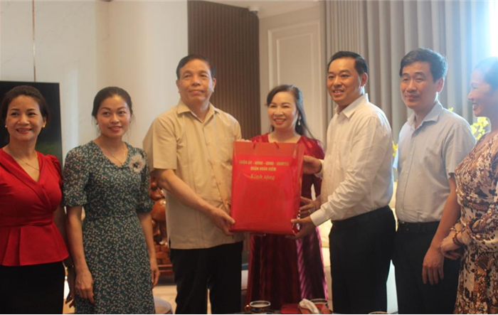 Lãnh đạo quận Hoàn Kiếm thăm, tặng quà gia đình chính sách, người có công trên địa bàn quận 