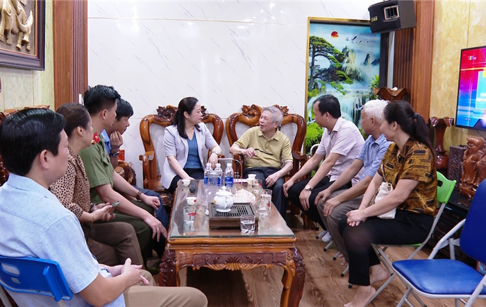 Lãnh đạo huyện Ứng Hòa thăm, tặng quà các đối tượng chính sách nhân dịp kỷ niệm 75 năm Ngày Thương binh - Liệt sỹ