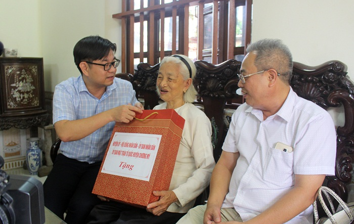 Bí thư Huyện ủy Chương Mỹ thăm, tặng quà Mẹ Việt Nam anh hùng, các thương binh tại xã Ngọc Hòa