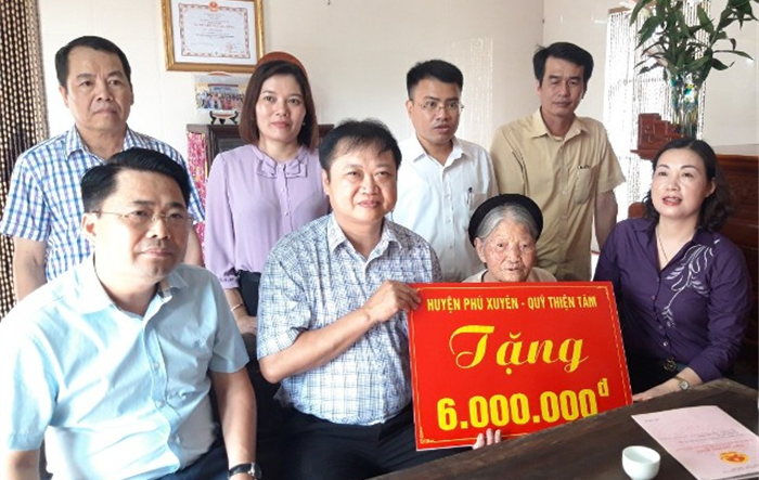 Bí thư Huyện uỷ Phú Xuyên thăm thăm, tặng quà mẹ Việt Nam anh hùng, thương binh nhân dịp kỷ niệm 75 năm Ngày Thương binh - Liệt sỹ