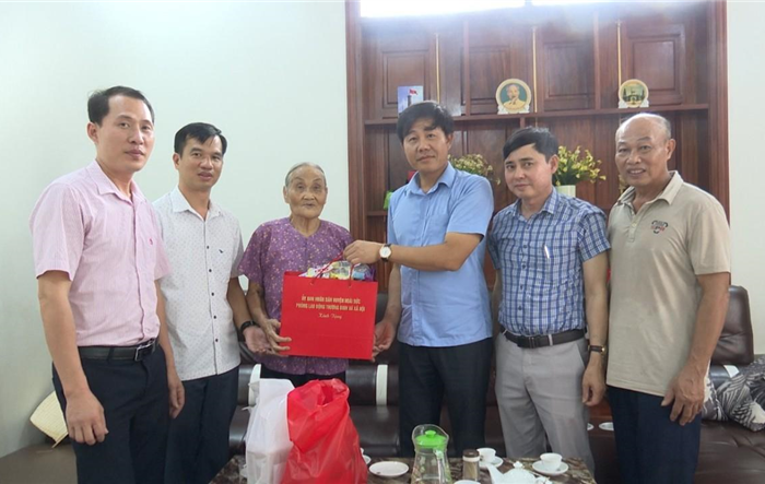Bí thư Huyện uỷ Hoài Đức thăm hỏi, tặng quà các mẹ Việt Nam anh hùng, mẹ liệt sỹ, thương binh, bệnh binh tiêu biểu