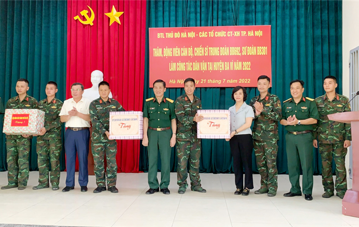 Bộ Tư lệnh Thủ đô Hà Nội thăm, tặng quà, động viên cán bộ, chiến sĩ làm công tác dân vận 