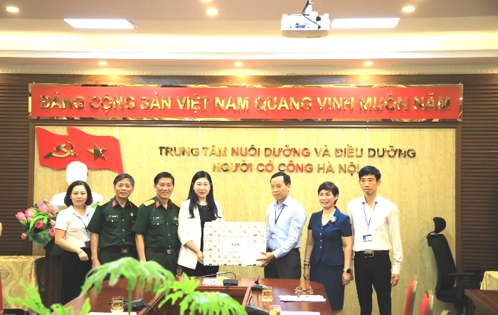 Chủ tịch Uỷ ban MTTQ Việt Nam thành phố thăm, tặng quà trung tâm Nuôi dưỡng và điều dưỡng người có công Hà Nội