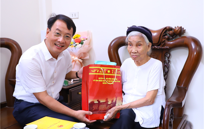  Lãnh đạo huyện Thạch Thất  thăm hỏi, tặng quà gia đình chính sách, người có công với cách mạng trên địa bàn huyện