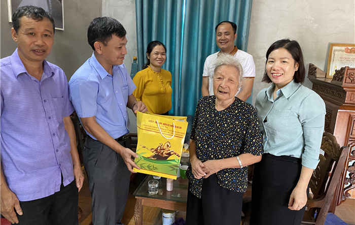 Chủ tịch UBND huyện Sóc Sơn thăm, tặng quà đảng viên  lão thành và gia đình chính sách, người có công xã Mai Đình