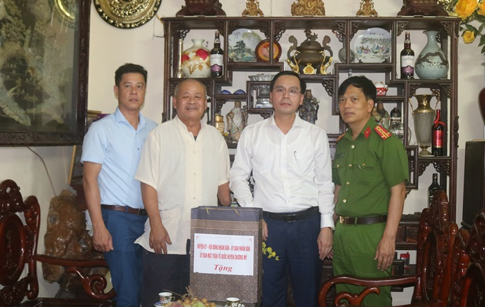 Phó Bí thư Thường trực Huyện ủy Chương Mỹ thăm tặng quà người có công, thân nhân liệt sỹ tiêu biểu tại xã Đông Sơn