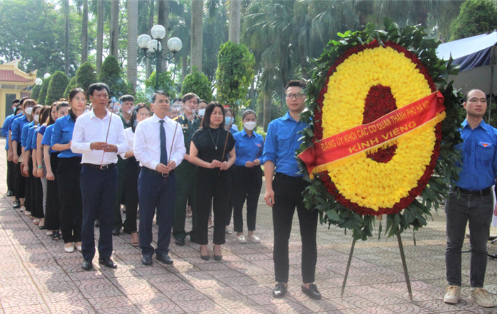 Đảng uỷ Khối các cơ quan thành phố Hà Nội dâng hương tưởng nhớ các anh hùng liệt sĩ tại Nghĩa trang liệt sĩ thành phố