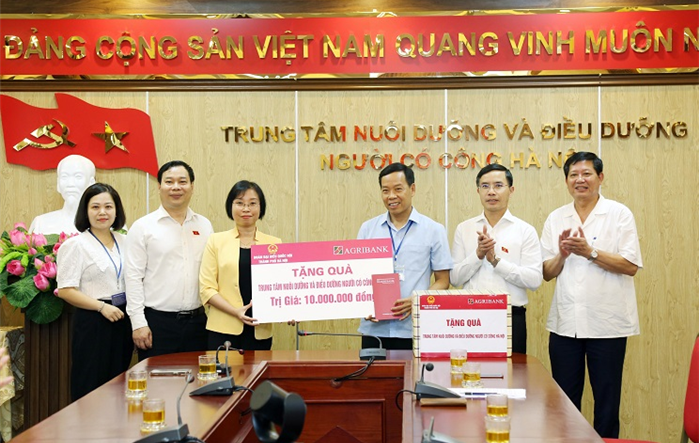 Đoàn đại biểu Quốc hội thành phố Hà Nội thăm, tặng quà người có công tại quận Hà Đông