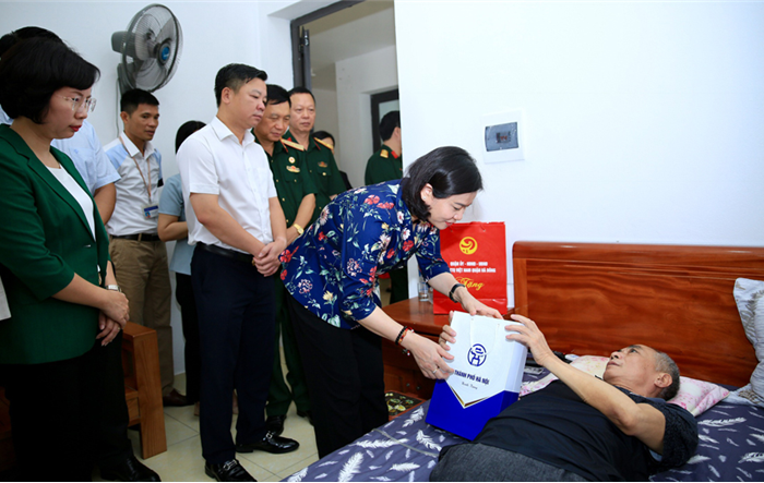 Phó Bí thư Thường trực Thành ủy Nguyễn Thị Tuyến  thăm, tặng quà các thương binh, bệnh binh