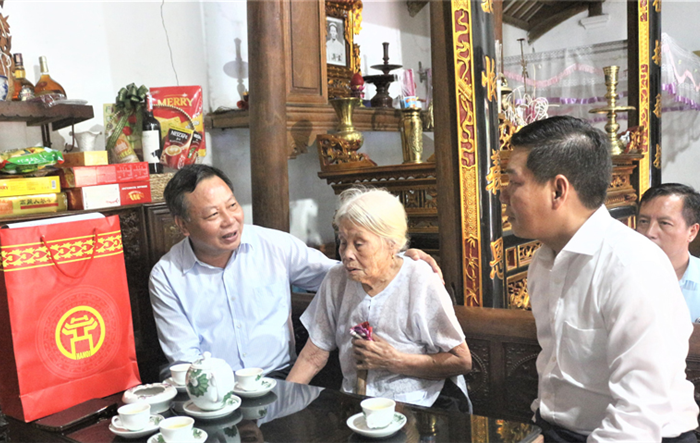 Phó Bí thư Thành ủy Hà Nội Nguyễn Văn Phong thăm tặng quà gia đình có công huyện Quốc Oai