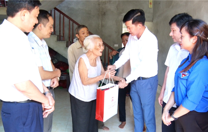 Phó Bí thư Thường trực Huyện ủy Thanh Oai thăm, tặng quà các gia đình chính sách tiêu biểu tại xã Cao Dương, xã Phương Trung