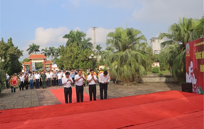 Phó Chủ tịch Thường trực UBND thành phố dâng hương tưởng niệm các anh hùng liệt sĩ tại thị xã Sơn Tây