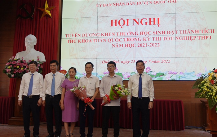 Huyện Quốc Oai tuyên dương học sinh đạt thủ khoa toàn quốc trong kỳ thi tốt nghiệp Trung học phổ thông năm 2022