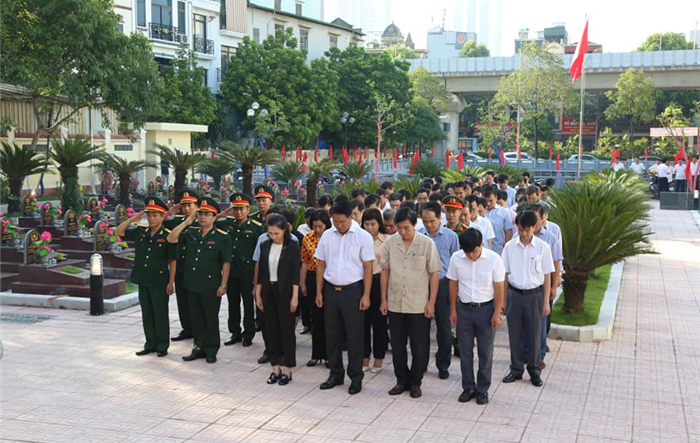 Lãnh đạo quận Hà Đông dâng hương, dâng hoa tưởng nhớ các anh hùng liệt sĩ